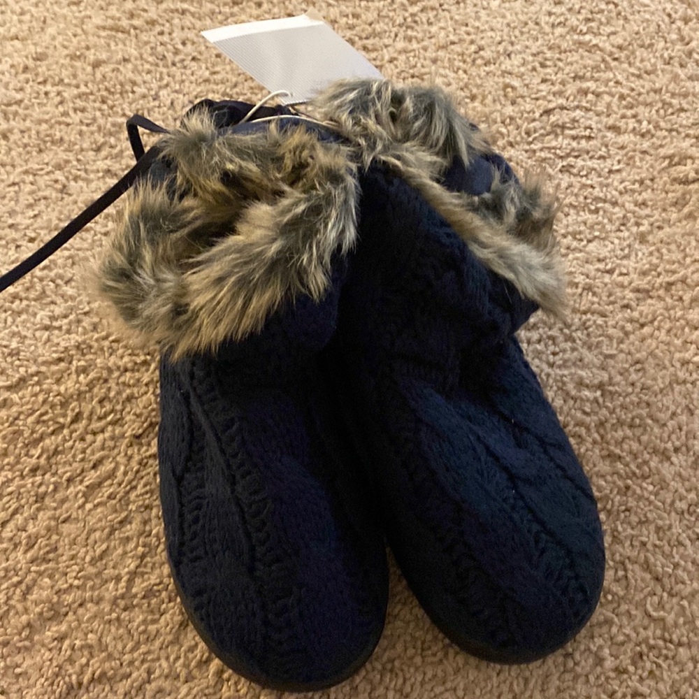 NWT Sz 7 Blue Comfy Fur Booties
